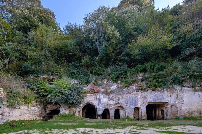 Aya Nikola Manastırı - Kaya oyma Bizans yapısı